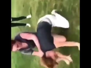 brunette beats up blonde girl